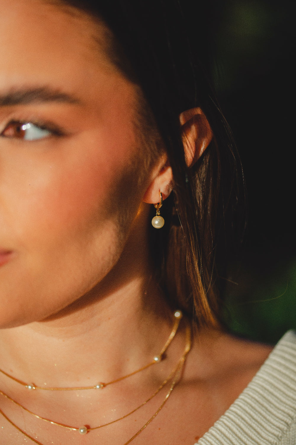 BRINCO DE ARGOLA COM PEROLA FOLHEADO A OURO 18K