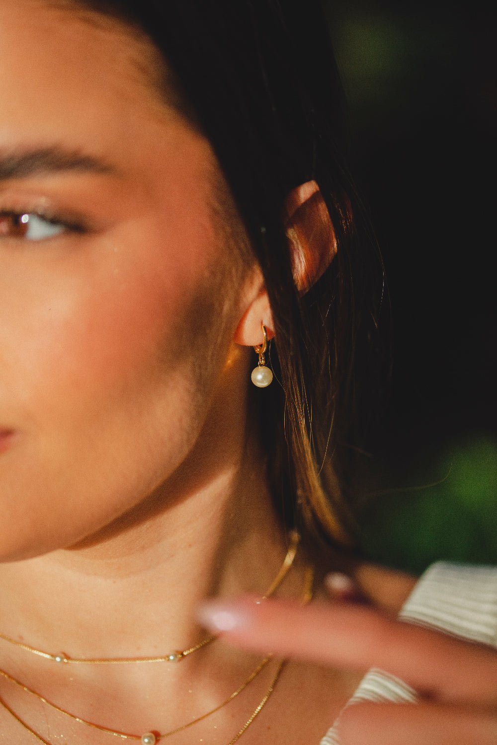 BRINCO DE ARGOLA COM PEROLA FOLHEADO A OURO 18K