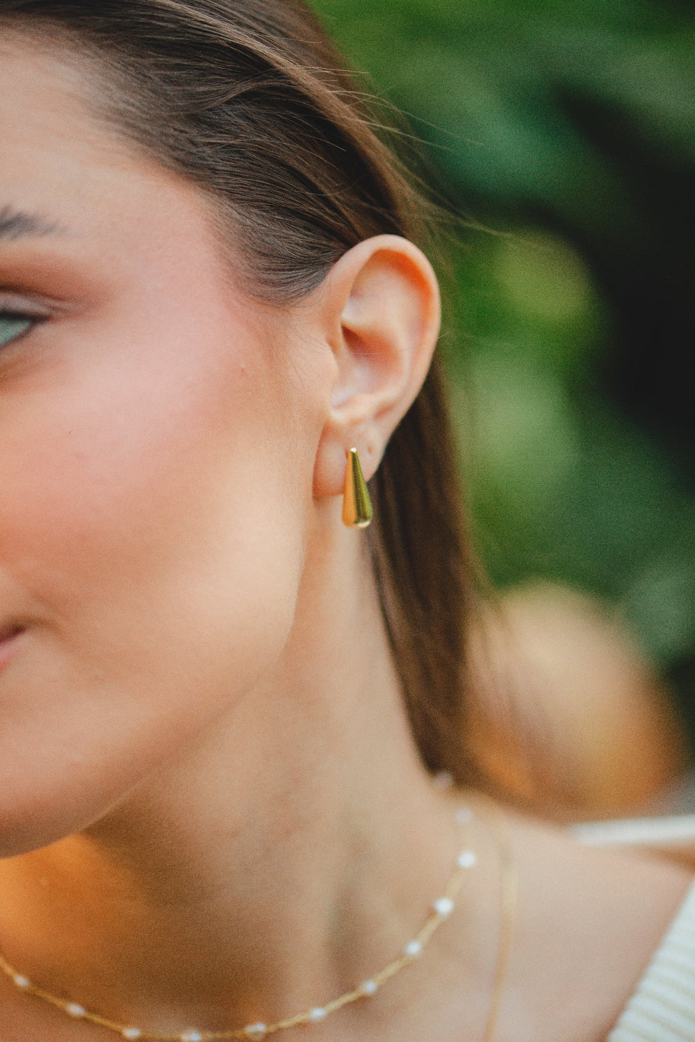 BRINCO GOTA LISA FOLHEADO A OURO 18K