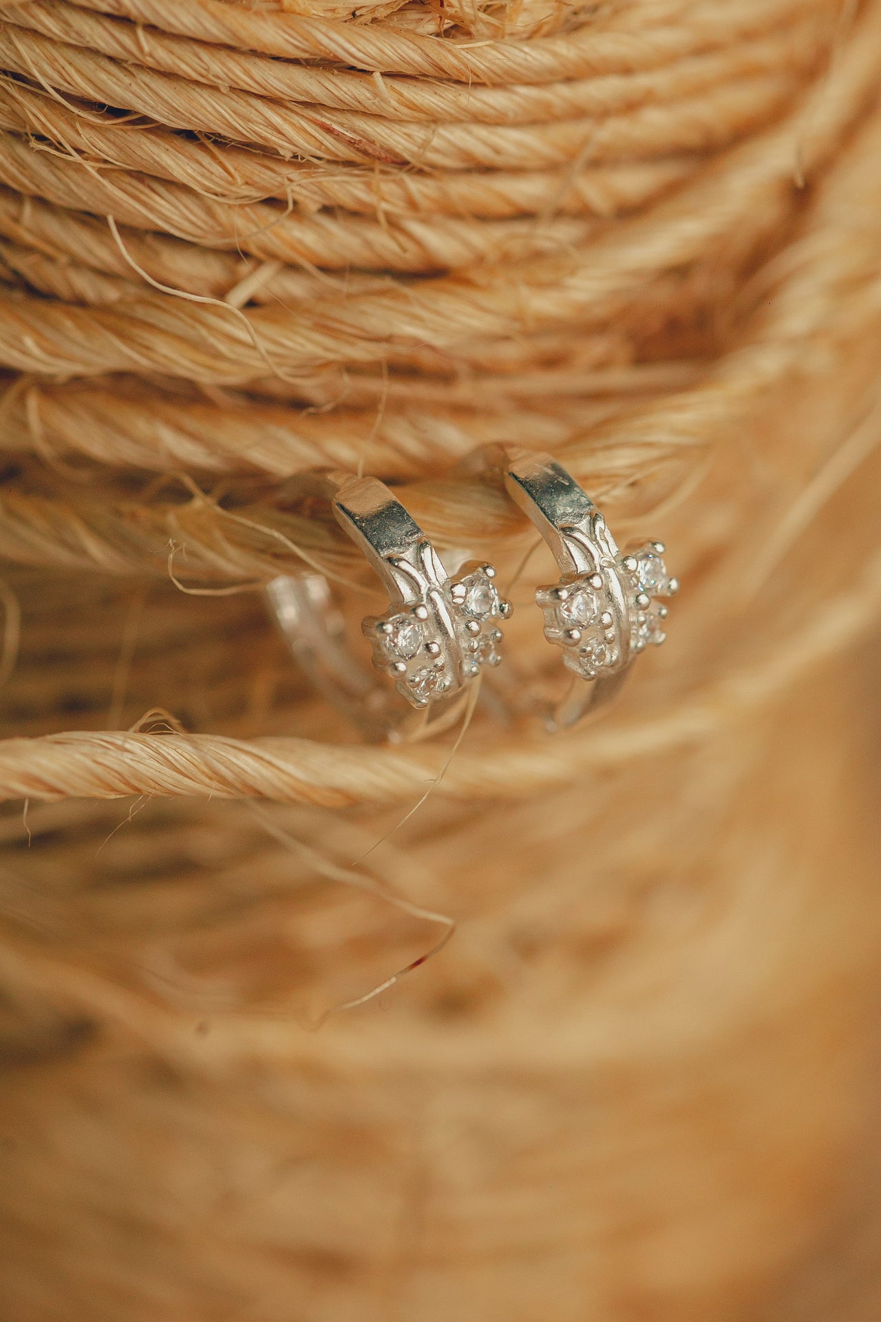 BRINCO DE PRATA ARGOLA COM  BORBOLETA DE ZIRCONIA