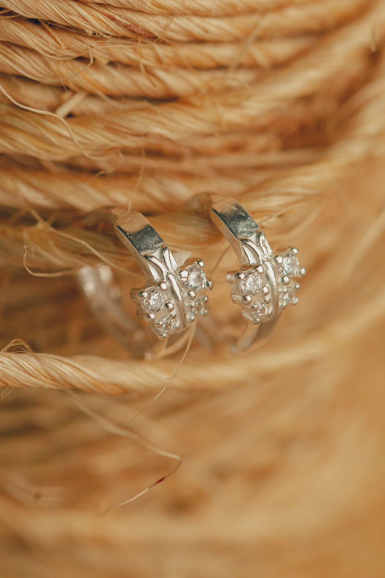 BRINCO DE PRATA ARGOLA COM  BORBOLETA DE ZIRCONIA