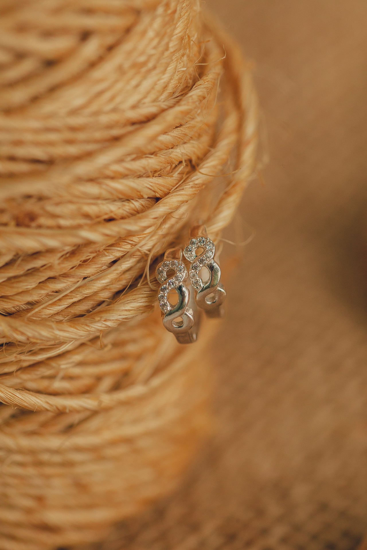 BRINCO DE PRATA ARGOLA COM  INFINITO DE ZIRCONIA