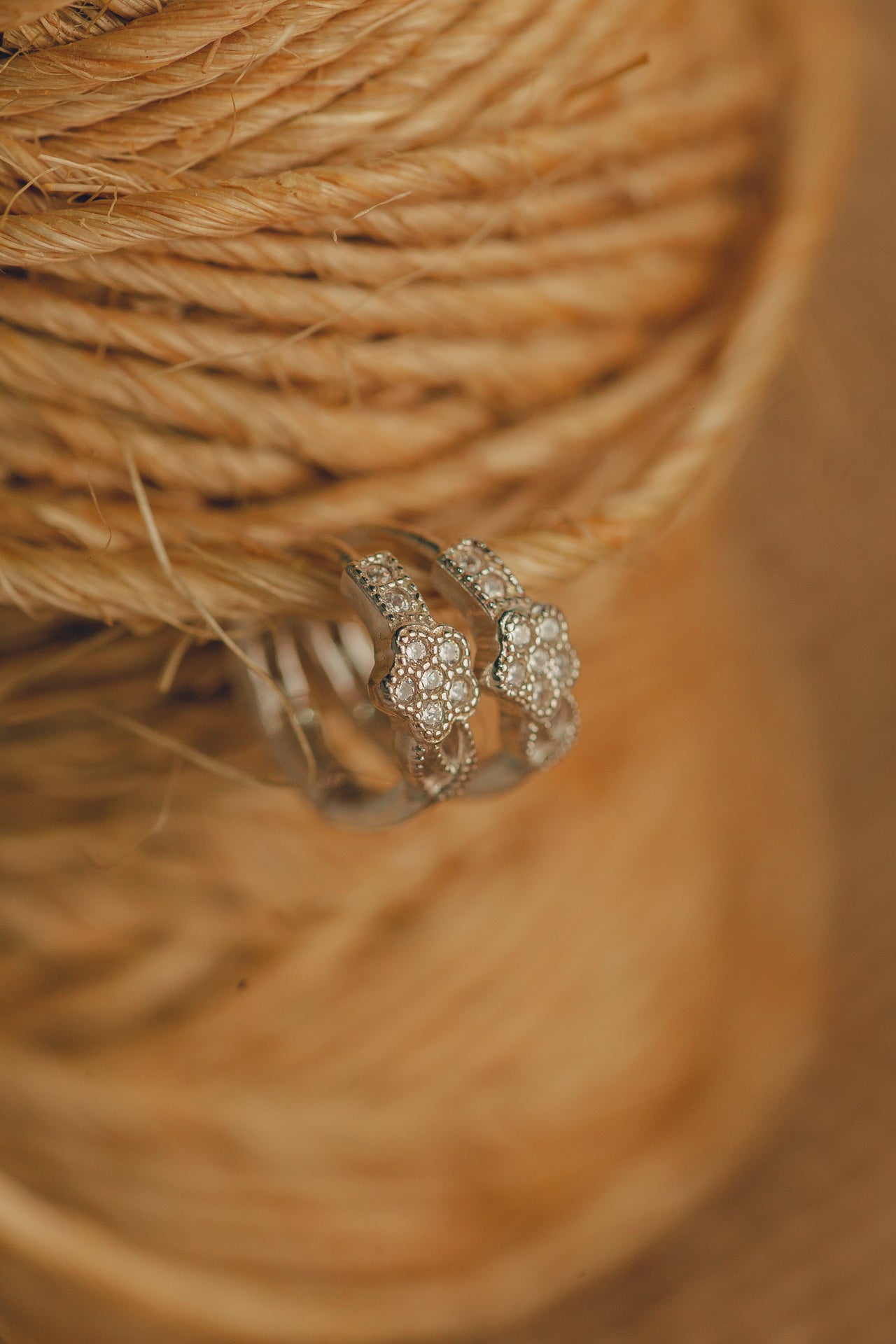 BRINCO DE PRATA ARGOLA COM FLOR DE ZIRCONIA