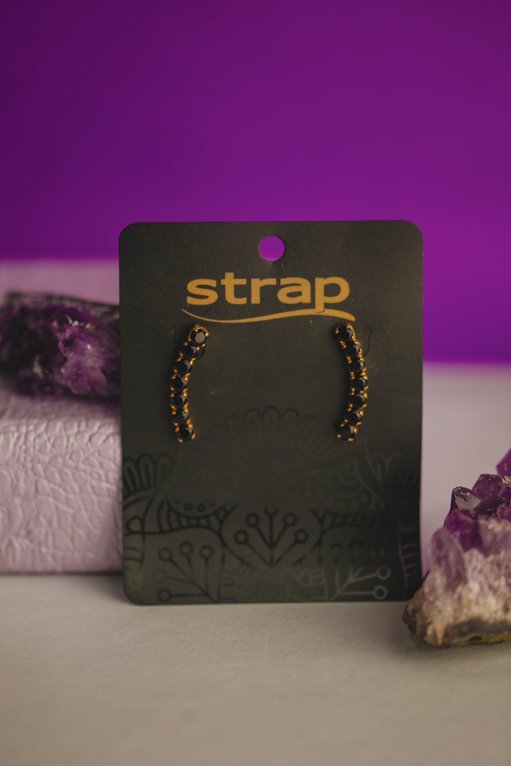 BRINCO PEDRAS PRETA FOLHEADO A OURO 18K
