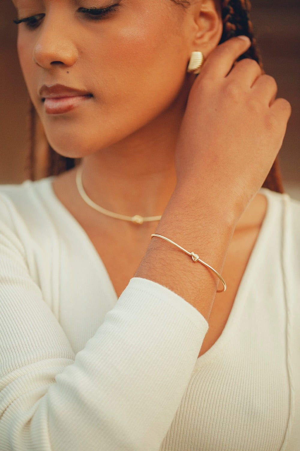 BRACELETE ARO RÍGIDO COM NÓ FOLHEADO A OURO 18K