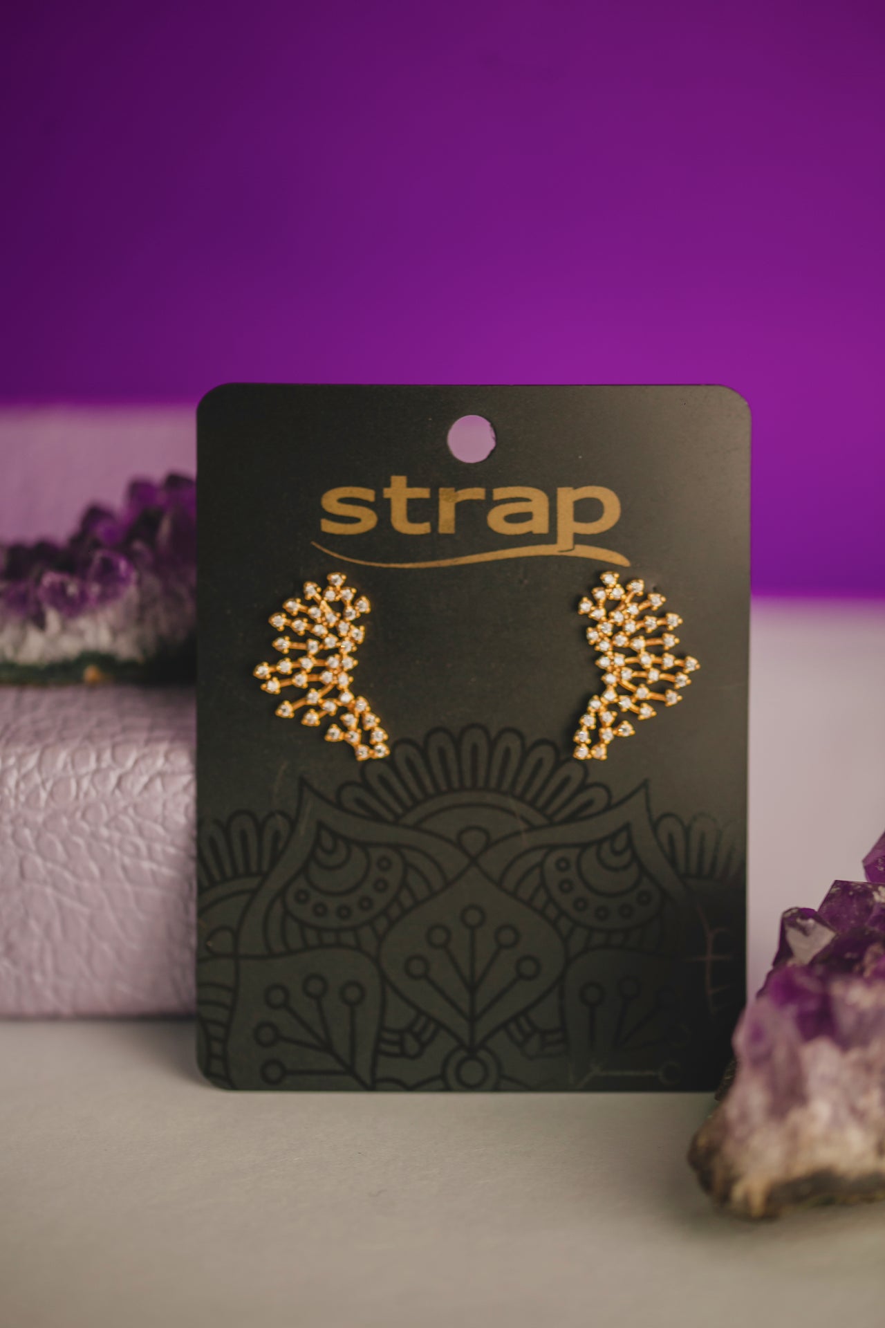 BRINCO DELICADO CRAVEJADO FOLHEADO A OURO 18K