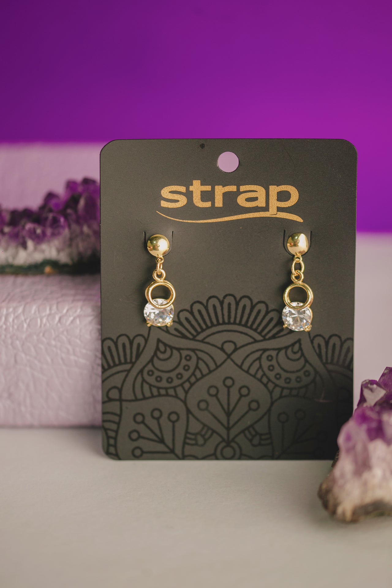 BRINCO MÉDIO COM ZIRCÔNIA FOLHEADO A OURO 18K