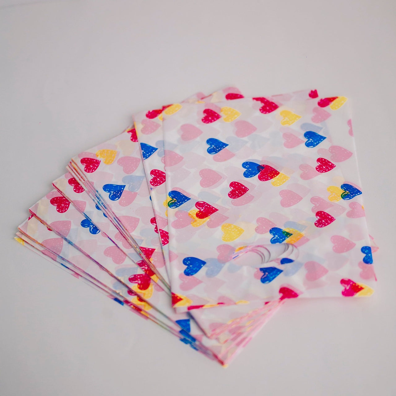 SACOLA PLASTICA DE CORAÇÃO COM 100 UNIDADES  OI FOFA