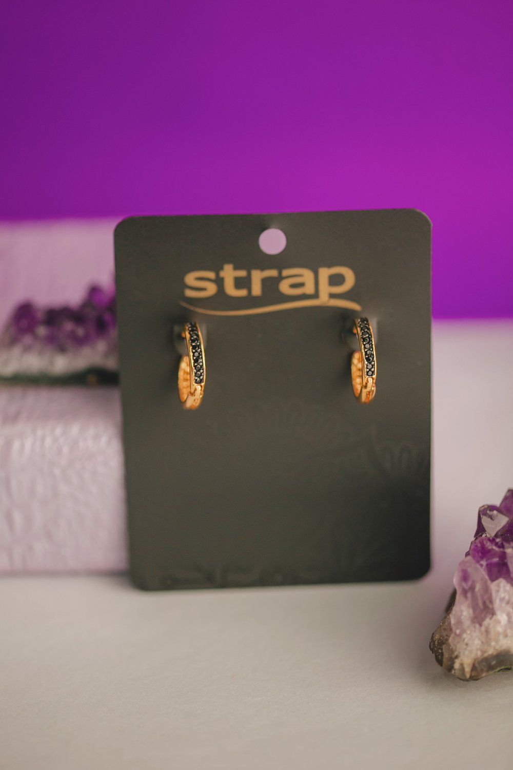 BRINCO ARGOLA CRAVEJADA PRETA FOLHEADO A OURO 18K