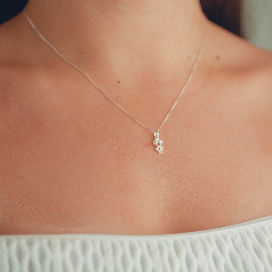 PINGENTE DE PRATA MENINA COM VESTIDO DETALHE EM ZIRCONIA