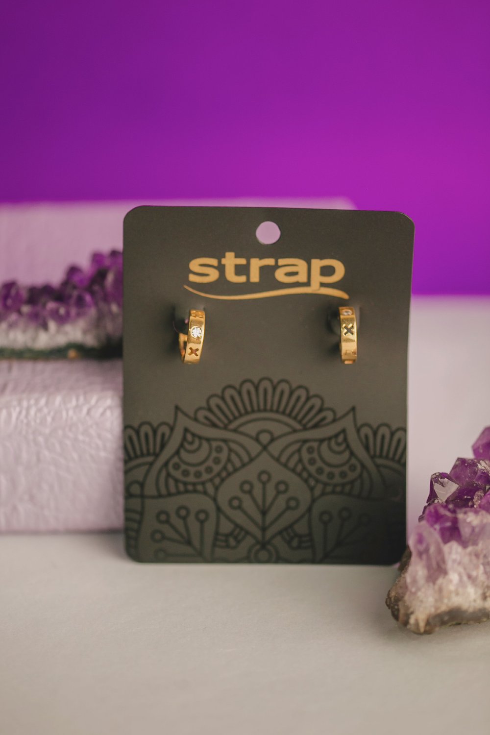 BRINCO ARGOLA VAZADA COM ZIRCÔNIA FOLHEADO A OURO 18K
