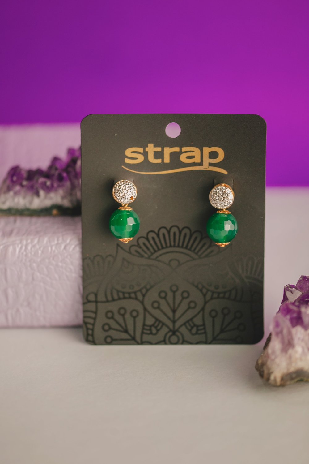 BRINCO CRAVEJADO COM PEDRA VERDE FOLHEADO A OURO 18K