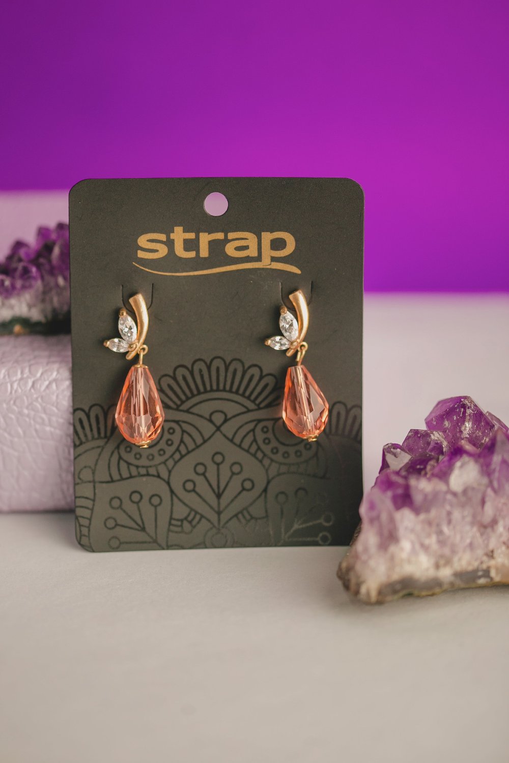 BRINCO PÊNDULO ROSA FOLHEADO A OURO 18K