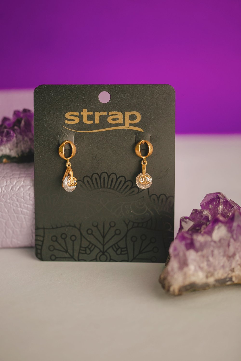 BRINCO PENDULO E PEDRA FOLHEADO A OURO 18K