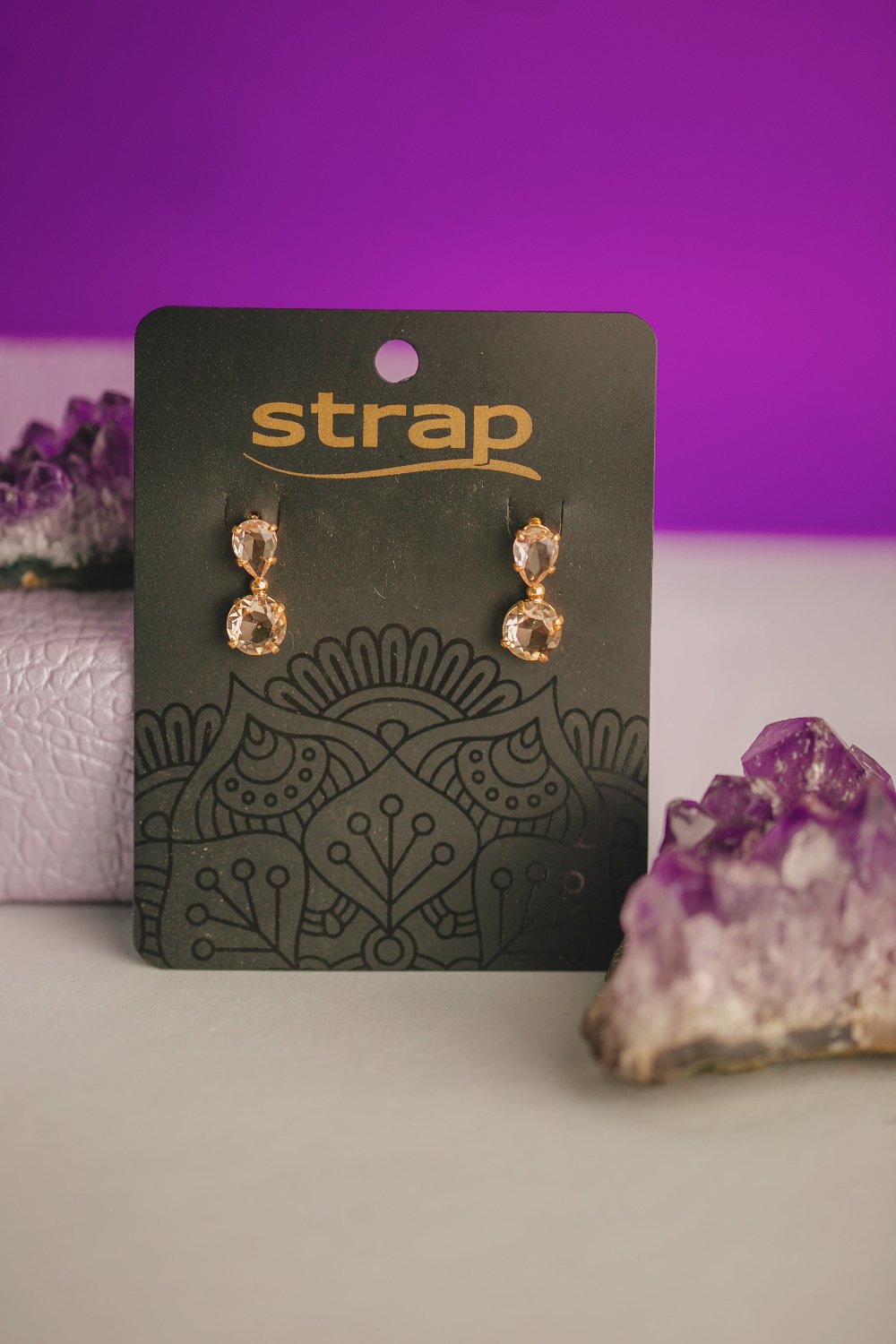 BRINCO COM PEDRA FOLHEADO A OURO 18K