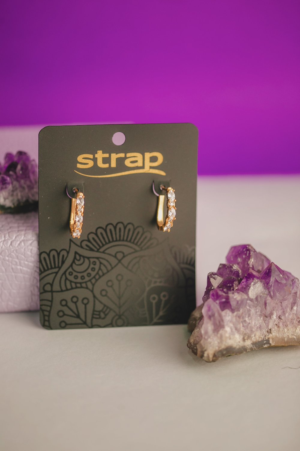 BRINCO ARGOLA COM PEDRA FOLHEADO A OURO 18K