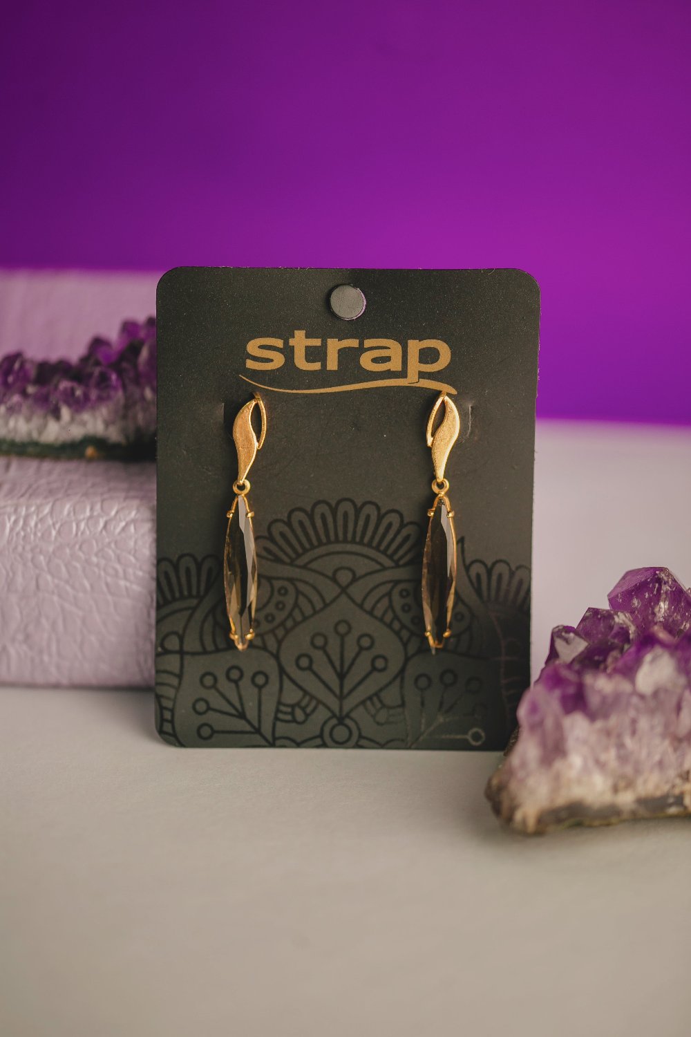 BRINCO PEDRA PRETA FOLHEADO A OURO 18K