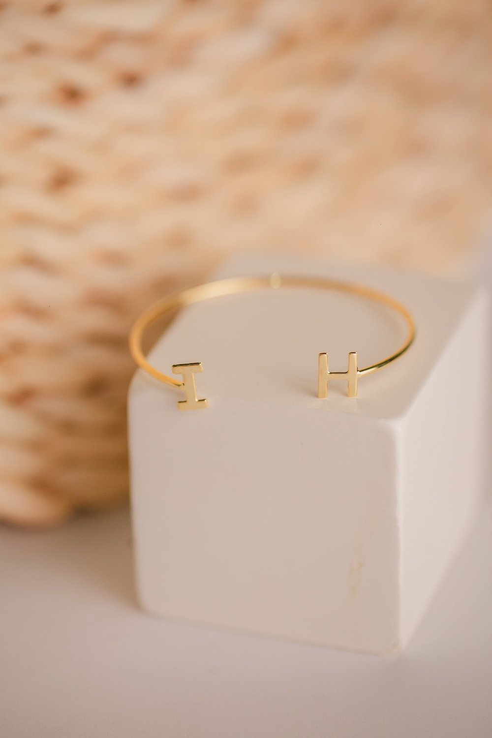 BRACELETE COM DUAS LETRAS  FOLHEADO A OURO 18K