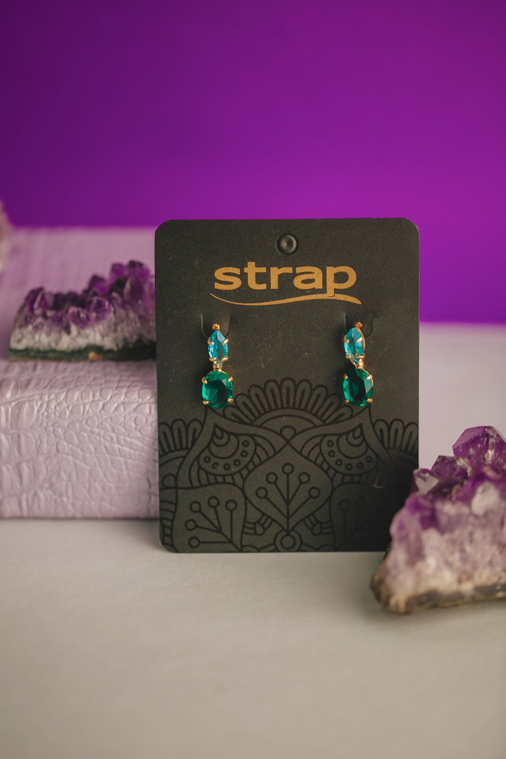 BRINCO PEDRA AZUL E VERDE FOLHEADO A OURO 18K