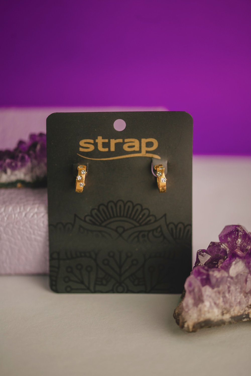BRINCO ARGOLA COM PEDRAS FOLHEADO A OURO 18K
