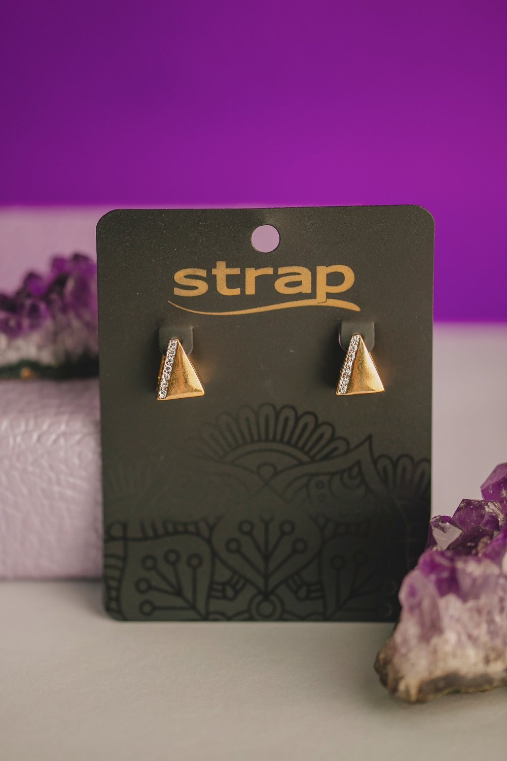 BRINCO ARGOLA TRIANGULAR FOLHEADO A OURO 18K