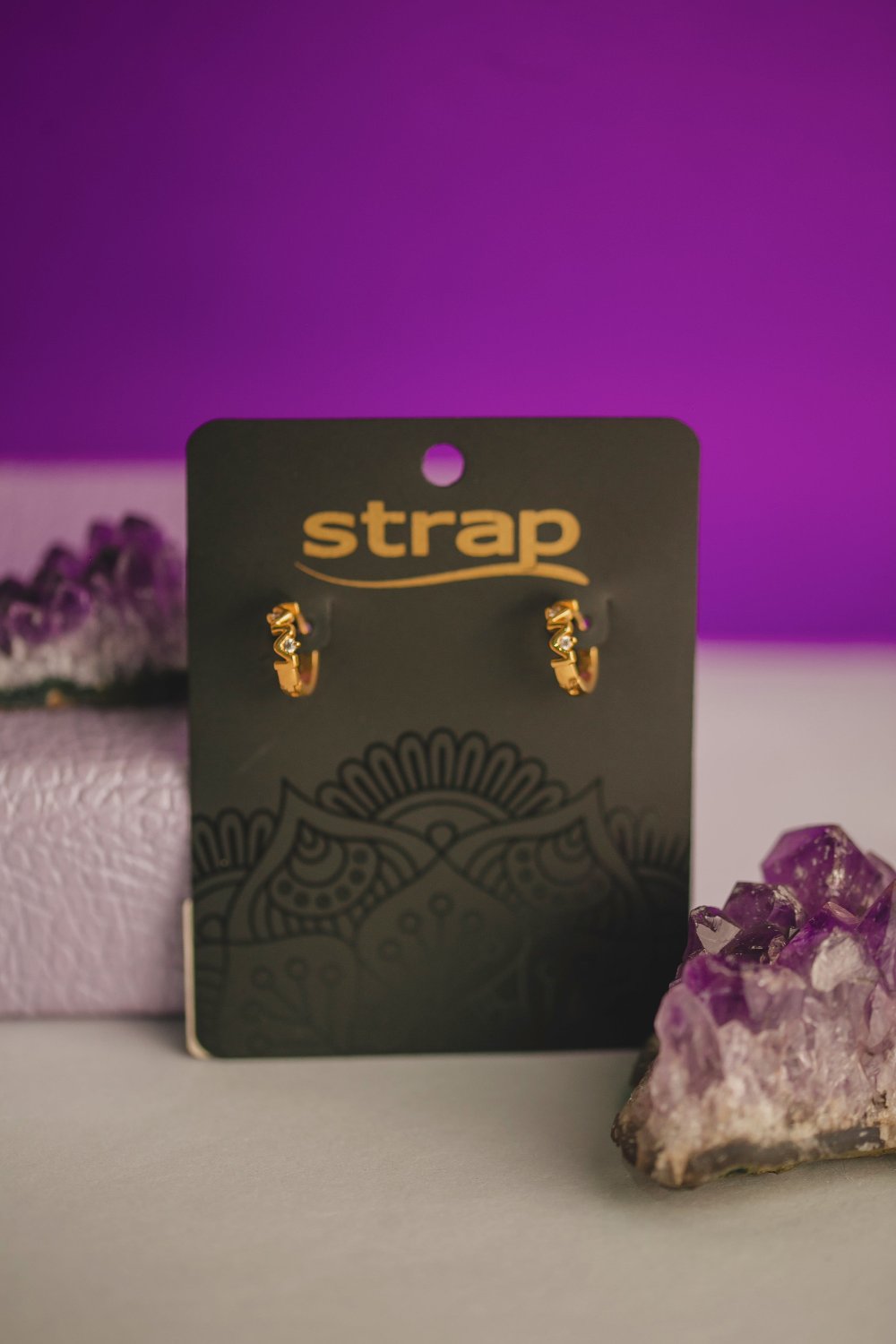 BRINCO ARGOLA VAZADA COM ZIRCÔNIA FOLHEADO A OURO 18K