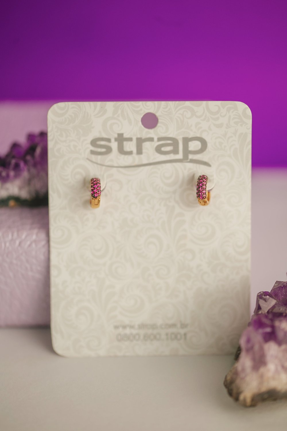 BRINCO ARGOLA PEQUENA CRAVEJADA ROXO FOLHEADO A OURO 18K