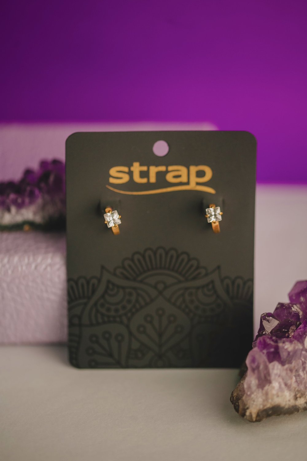 BRINCO ARGOLA PEQUENA COM PEDRA FOLHEADO A OURO 18K