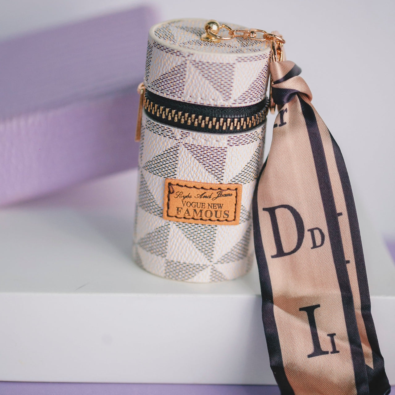 NECESSAIRE CHAVEIRO TRIANGULO OI FOFA
