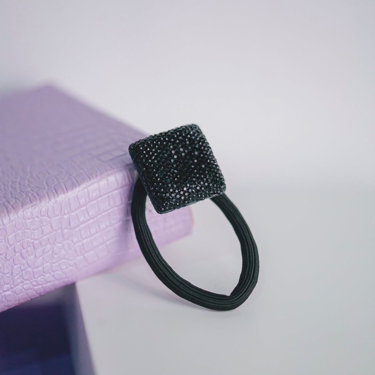 ELÁSTICO DE CABELO COM STRASS PRETO OI FOFA