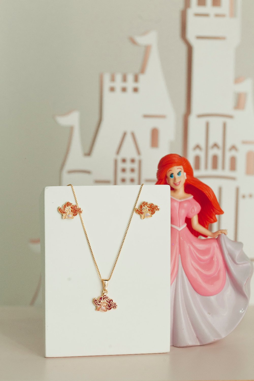 COLAR INFANTIL PINGENTE PRINCESA ARIEL RESINADO FOLHEADO A OURO 18K