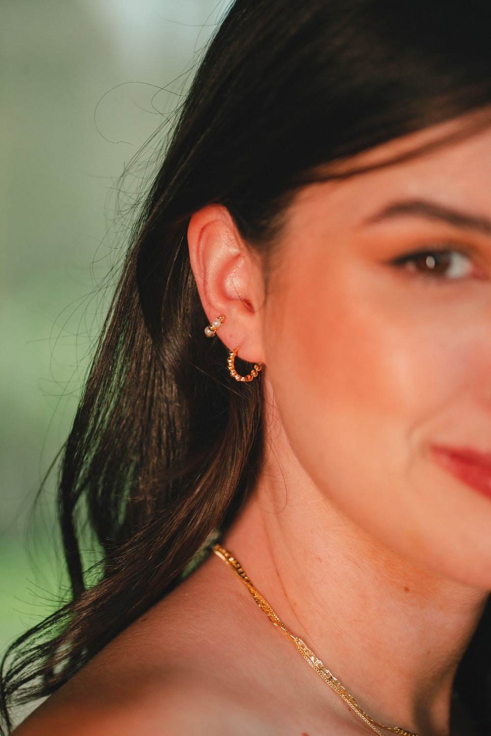 BRINCO ARGOLA COM BOLINHAS FOLHEADO A OURO 18K