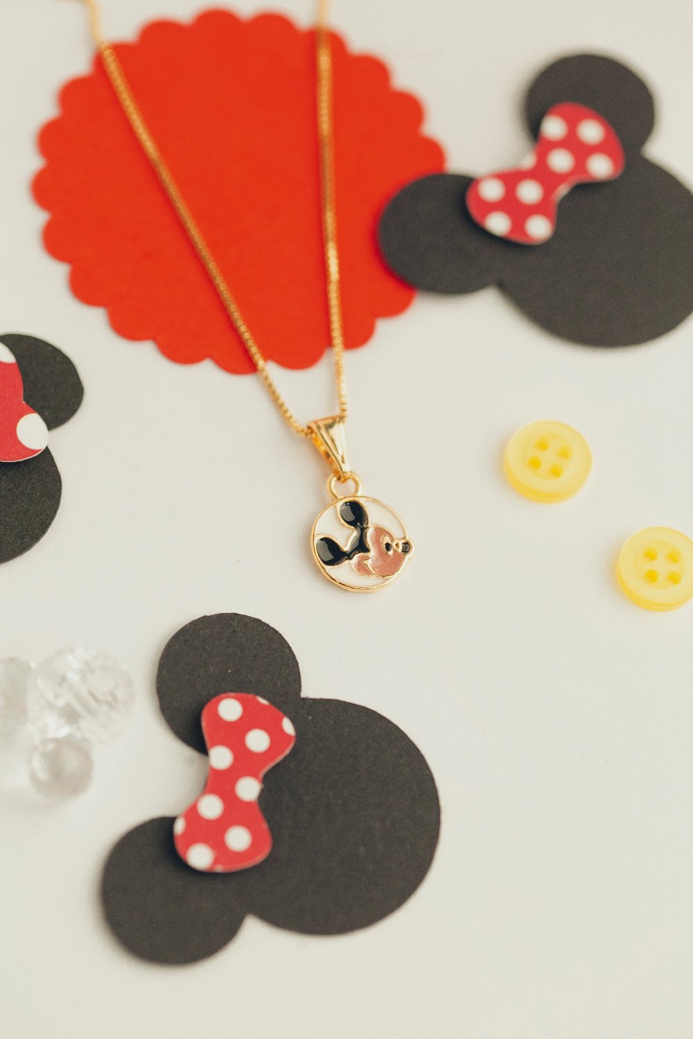 COLAR INFANTIL PINGENTE MICKEY RESINADO FOLHEADO A OURO 18K