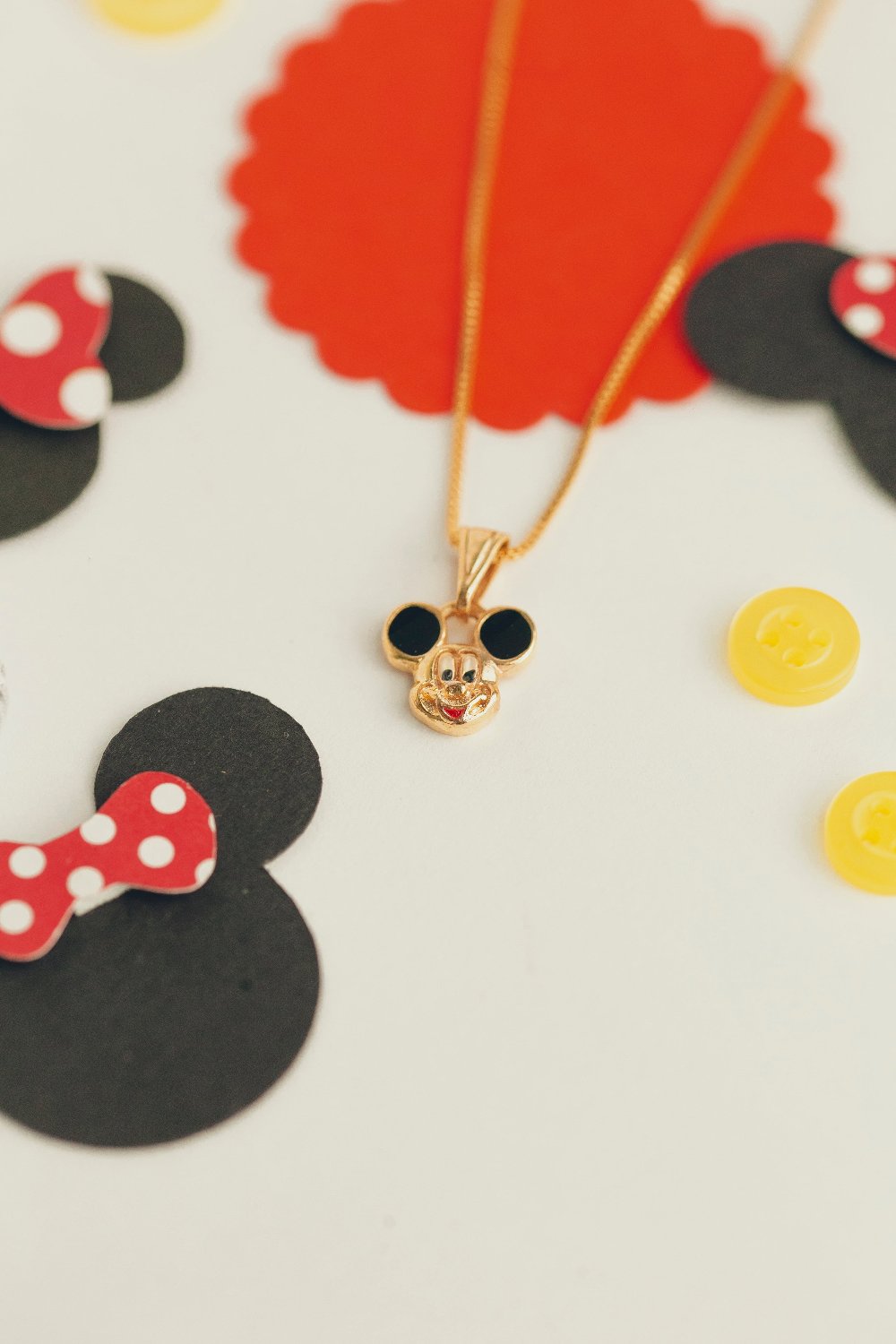 COLAR INFANTIL PINGENTE MICKEY RESINADO FOLHEADO A OURO 18K