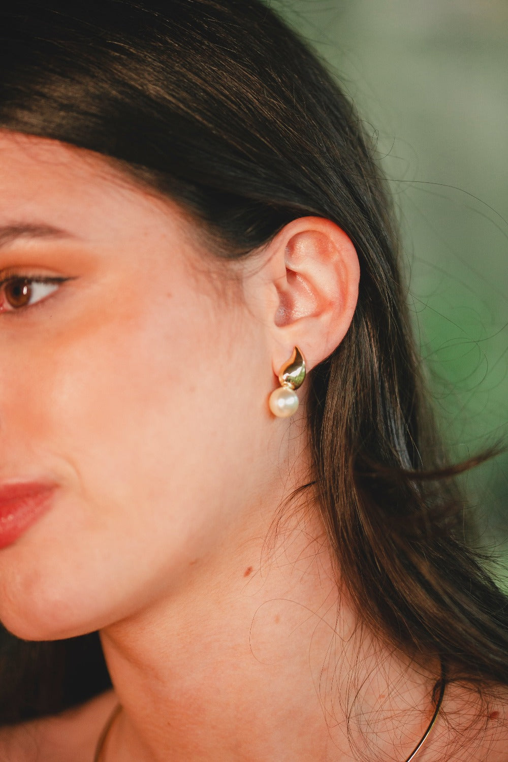 BRINCO GOTA E PÉROLA FOLHEADO A OURO 18K