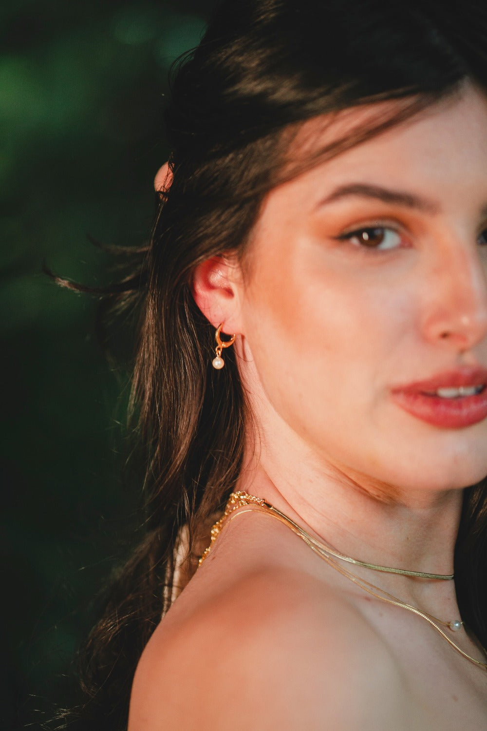 BRINCO DE ARGOLA COM PÉROLA PEQUENA FOLHEADO A OURO 18K