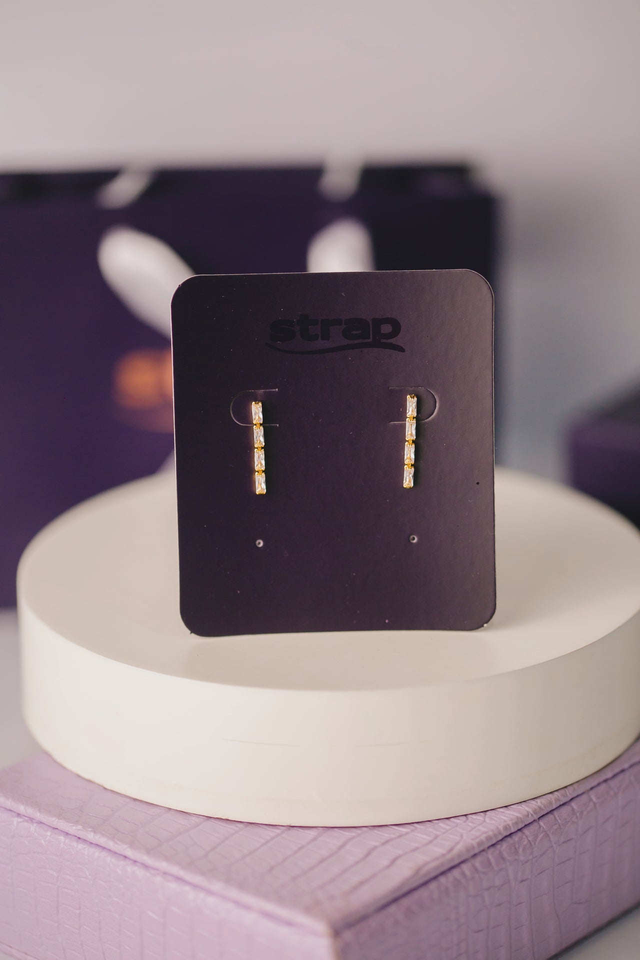 BRINCO ZIRCONIA LONGO FOLHEADO A OURO 18K