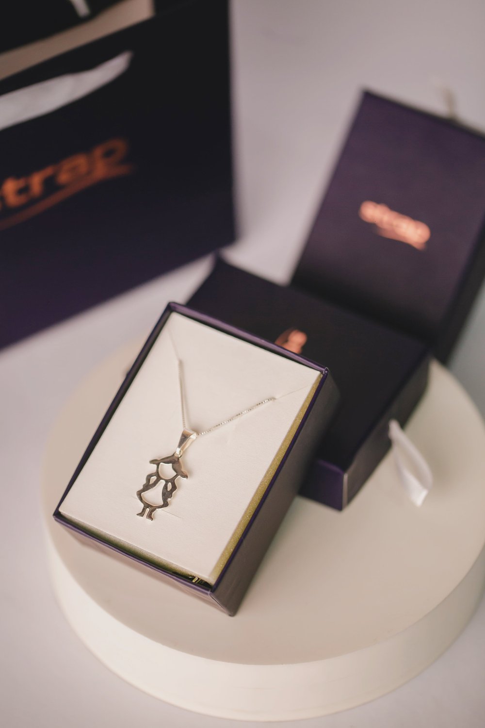 PINGENTE DE PRATA SILHUETA MENINA GRANDE