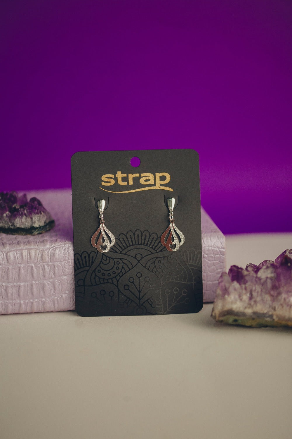BRINCO GOTAS TRANSPASSADAS PEQUENAS FOLHEADO A RÓDIO BRANCO