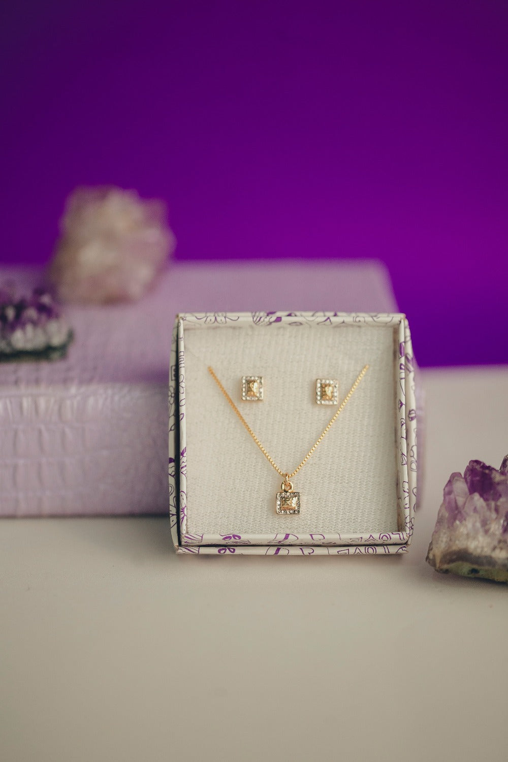 CONJUNTO QUADRADO CRAVEJADO FOLHEADO A OURO 18K