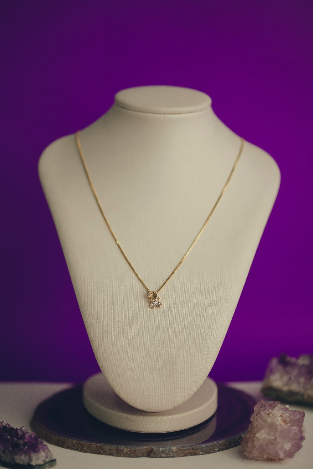 COLAR COM MENINA FOLHEADO A OURO 18K