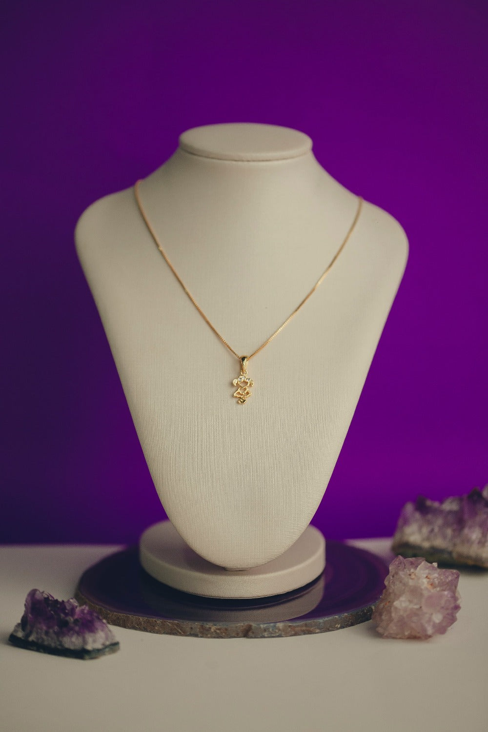 COLAR VAZADO COM MENINA FOLHEADO A OURO 18K