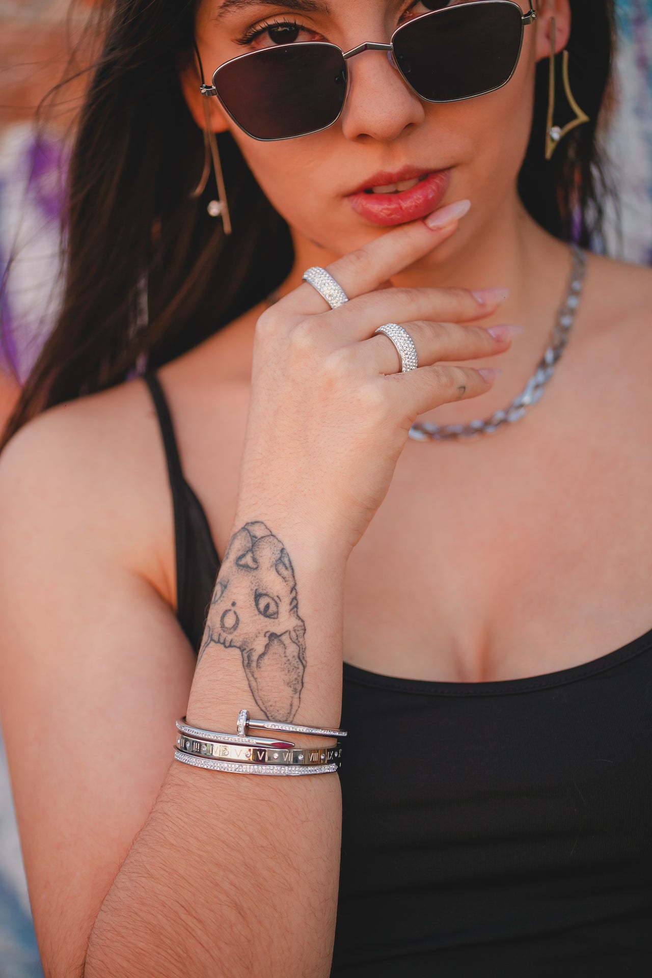BRACELETE LISO COM STRASS PRATEADO EM AÇO INOX