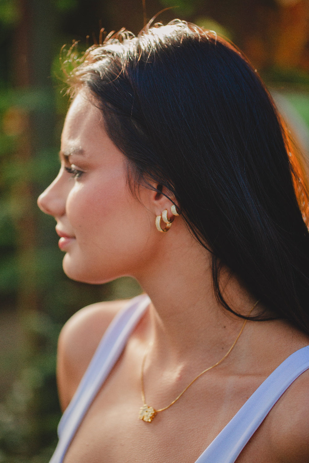 BRINCO ARGOLA COM MINI ZIRCÔNIAS P FOLHEADO A OURO 18K