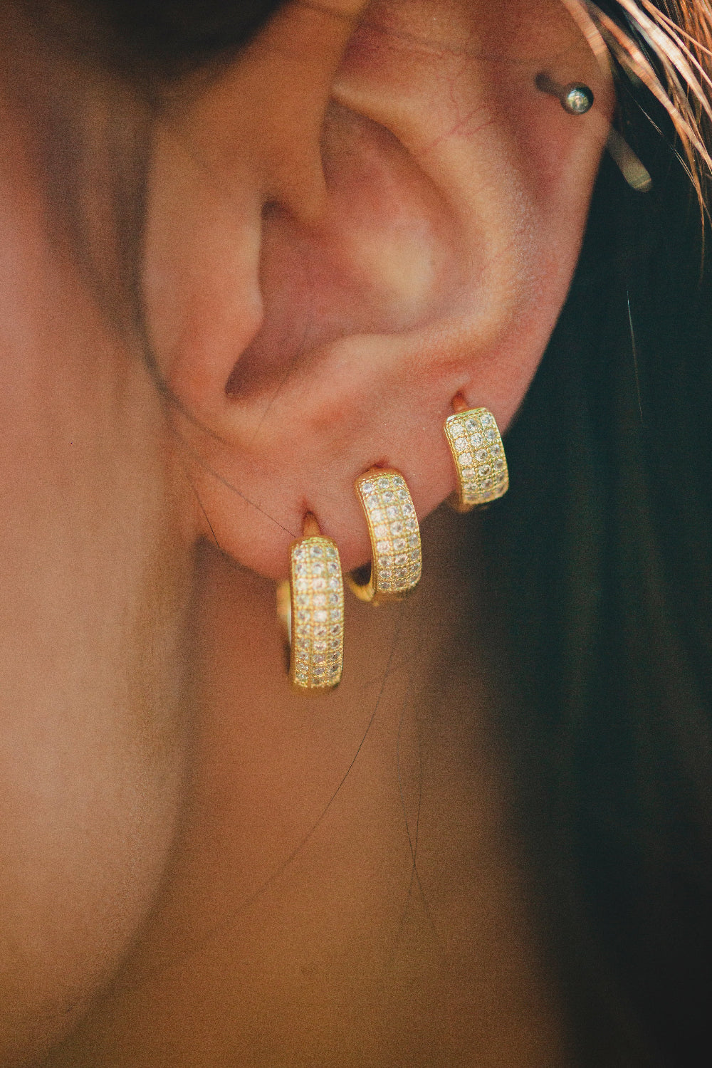 BRINCO ARGOLA COM MINI ZIRCÔNIAS P FOLHEADO A OURO 18K