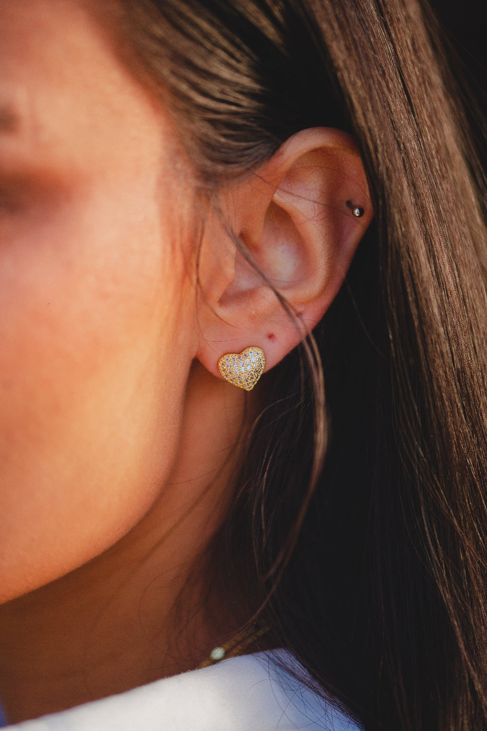 BRINCO CORAÇÃO CRAVEJADO FOLHEADO A OURO 18K