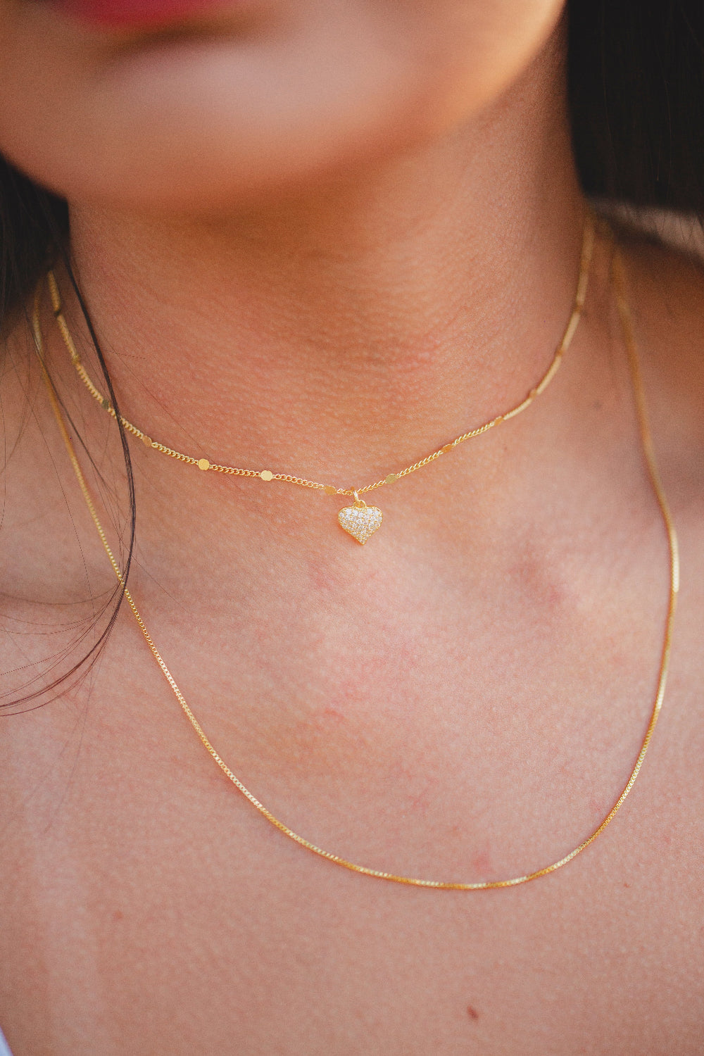 COLAR COM CORAÇÃO CRAVEJADO FOLHEADO A OURO 18K