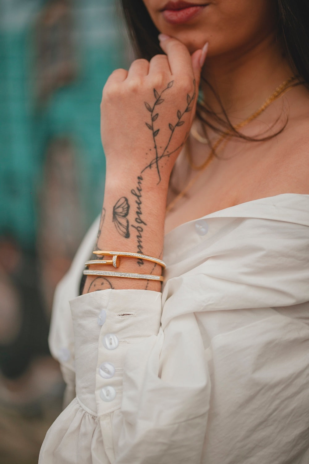 BRACELETE PREGO EM STRASS DOURADO EM AÇO INOX
