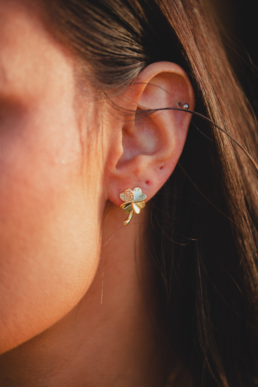 BRINCO TREVO EM CORAÇÕES FOLHEADO A OURO 18K