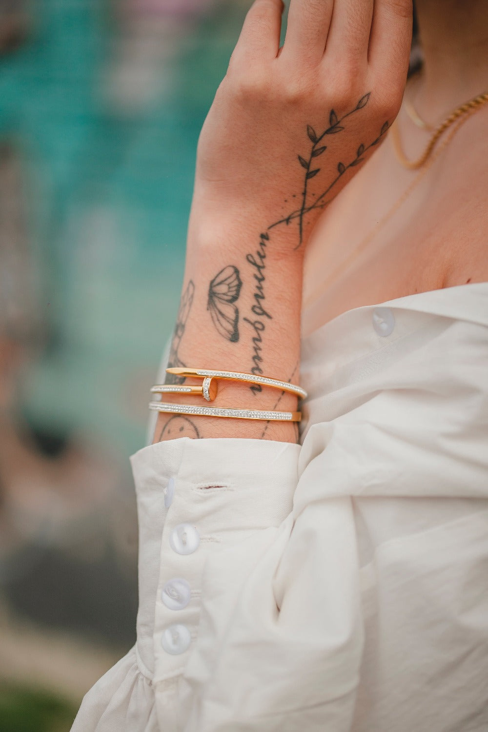 BRACELETE COM STRASS DOURADO EM AÇO INOX
